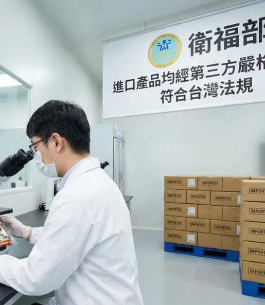 Petugas menguji produk impor di laboratorium